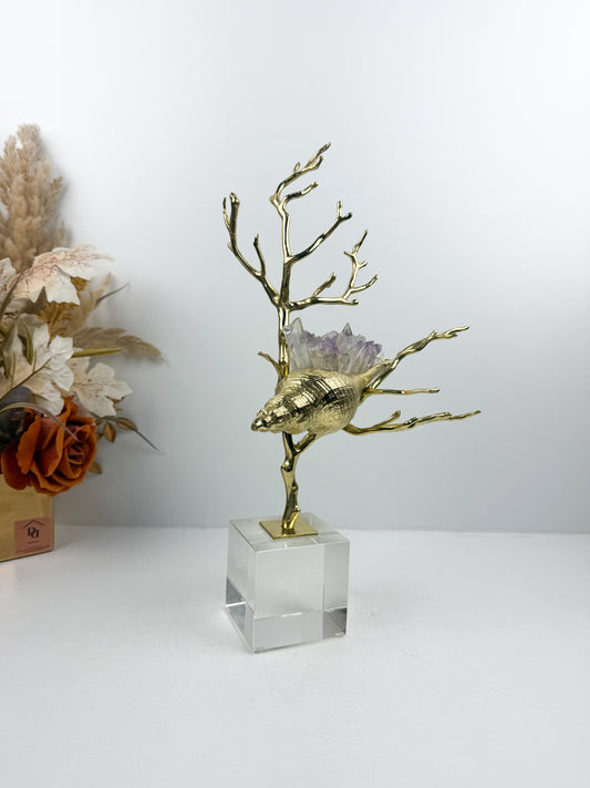 Sculpture de luxe de forme coquillage alliant l'élégance intemporelle du laiton doré aux reflets captivants des cristaux naturels.