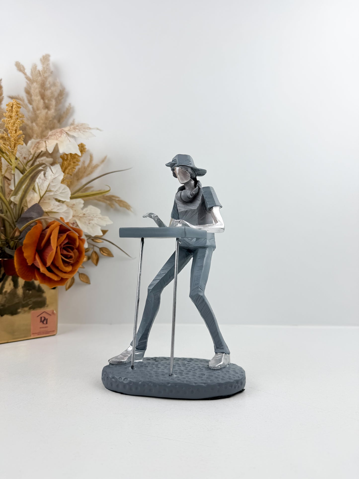 Figurine décorative représentant un musicien de piano élégant.