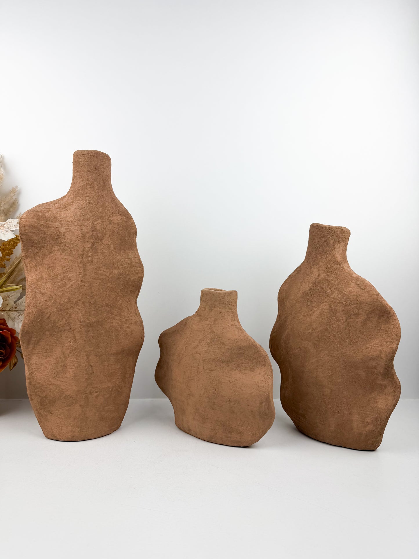 Trio de vases en céramique marron aux formes sculpturales et élégantes