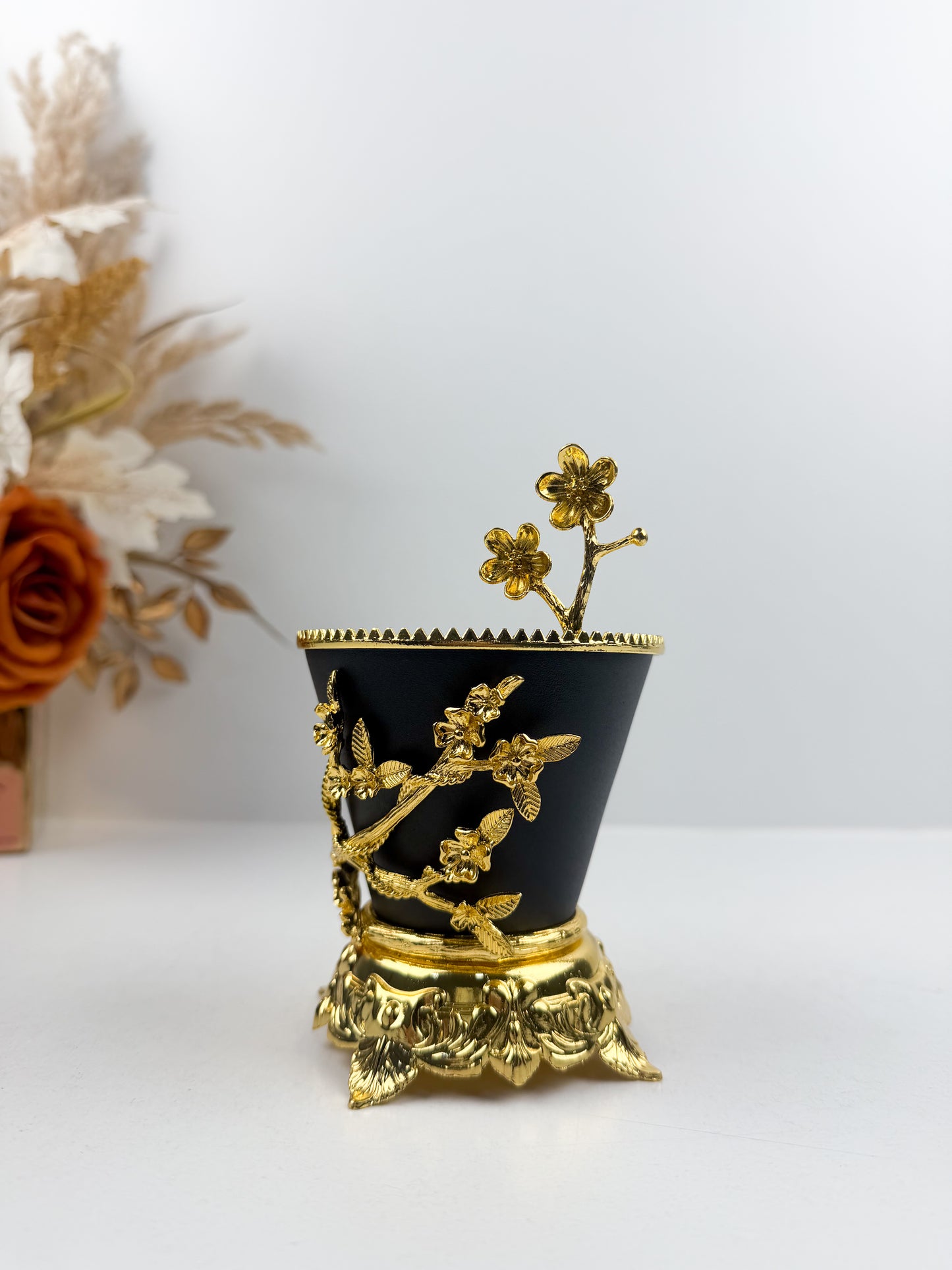 Encensoir noir avec des détails métalliques dorés chic