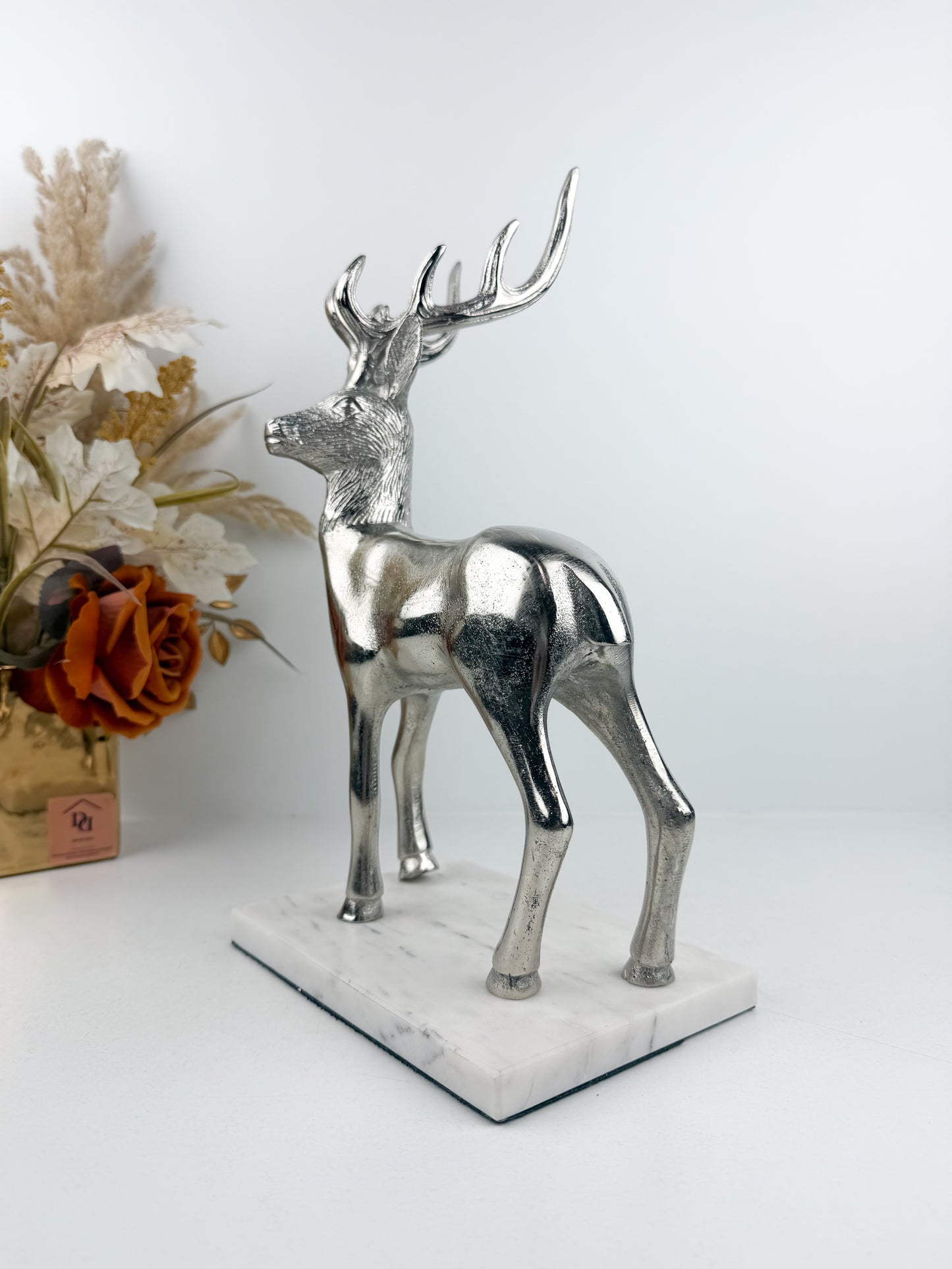 Sculpture de cerf argenté en métal élégant