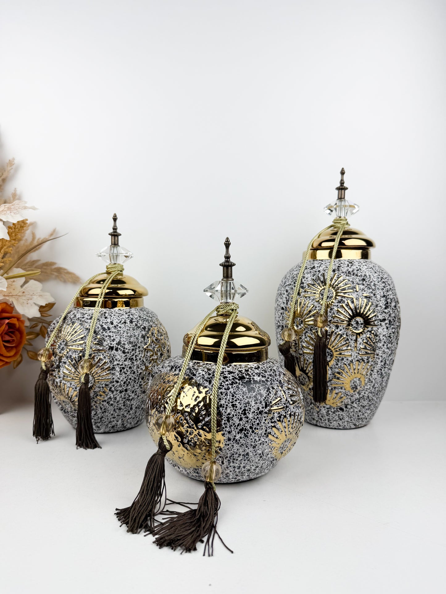 Trio de vases décoratives en céramique au design épuré traditionnelle aux motifs doré
