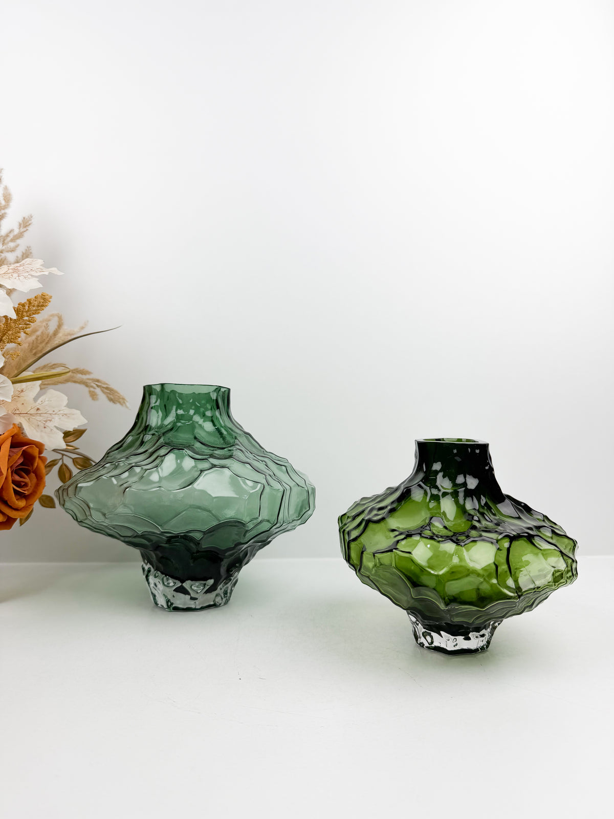 Duo de Vases Décoratifs sculpturale en Vert .