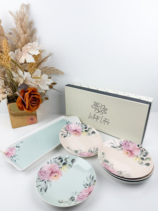 Grande assiette de service accompagnée de six assiettes assorties aux motifs floraux