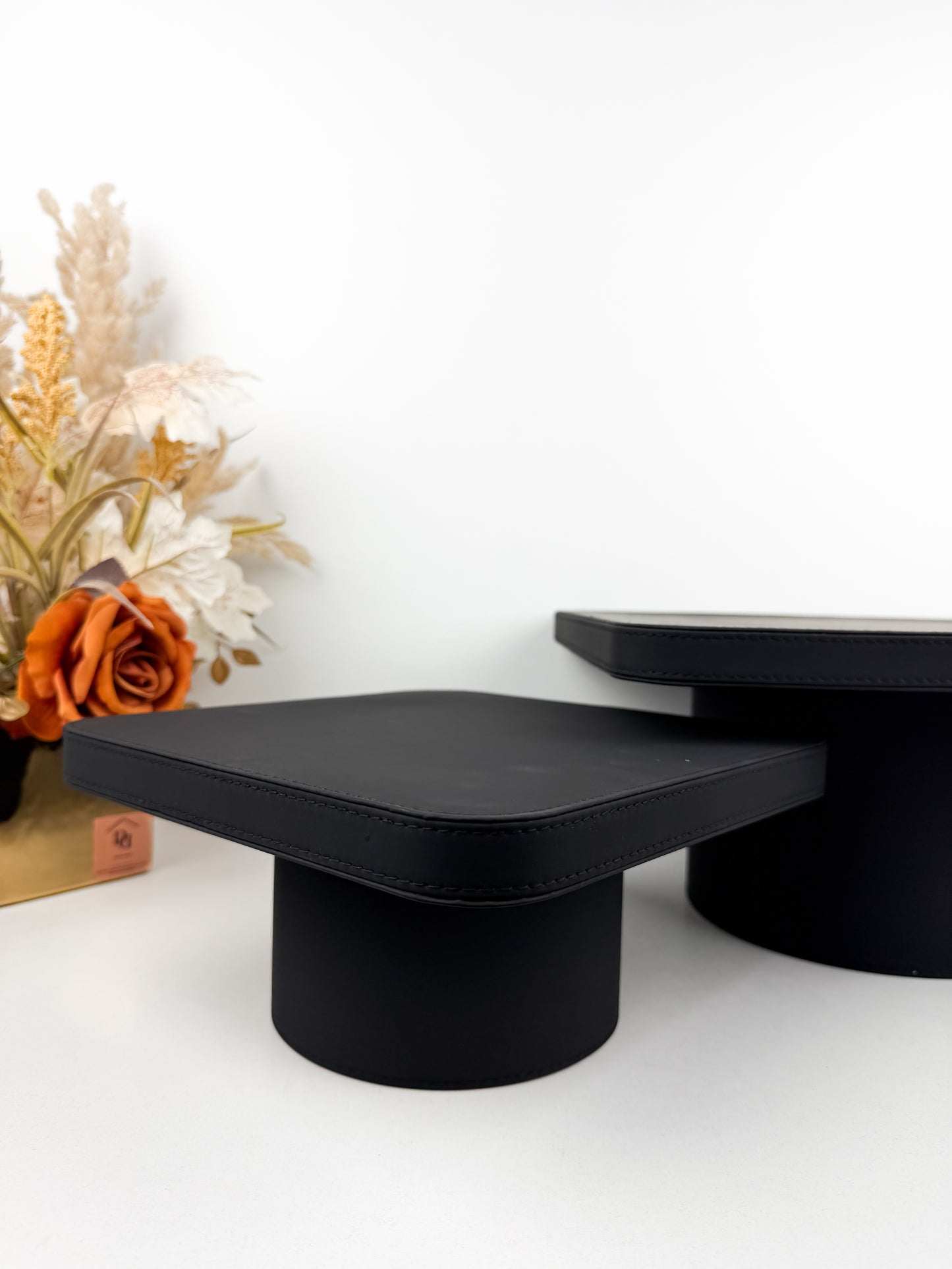 Supports décoratif de présentation en cuir noir carré