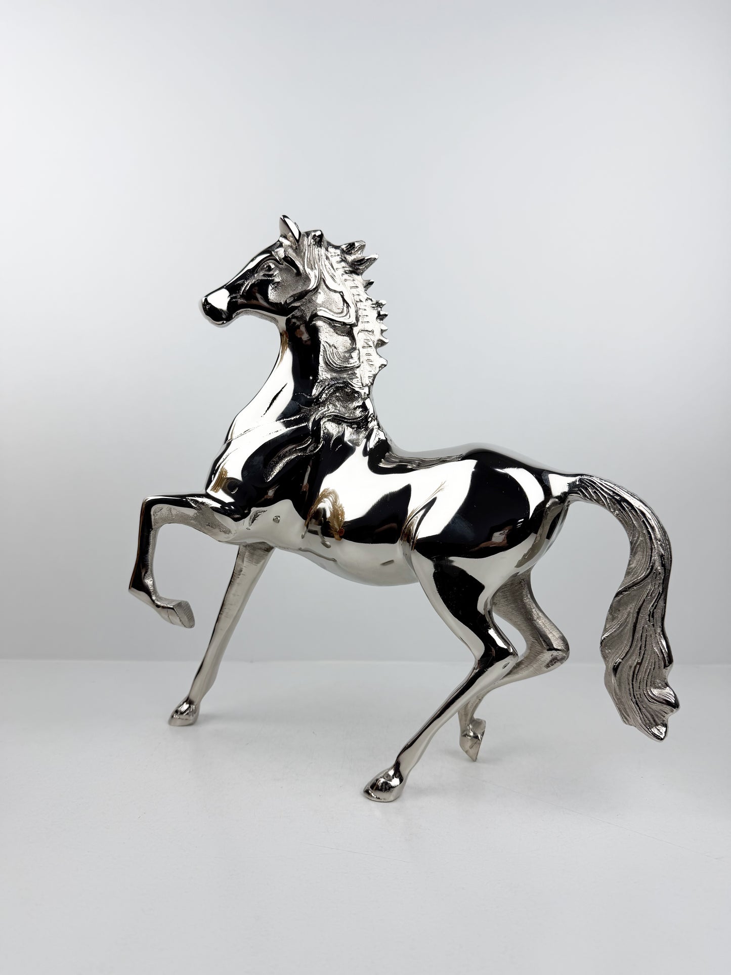 Sculpture décorative de cheval en laiton massif avec sa finition argenté brillante