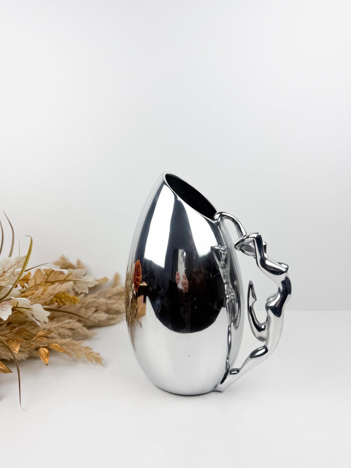 Vase élégant orné d'une silhouette féminine en métal