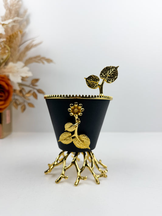 Brûleur d'encens élégant noir orné de motifs floraux