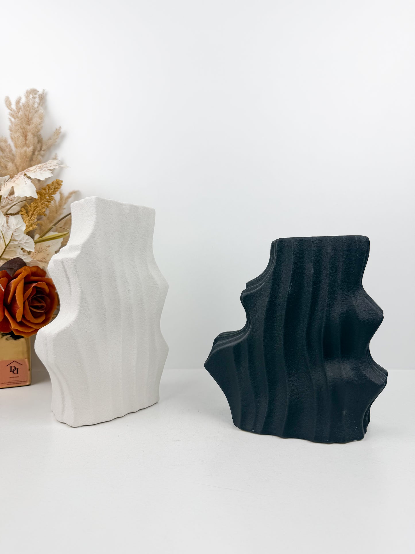 Duo de vases sculptural en céramique alliant élégance et luxe