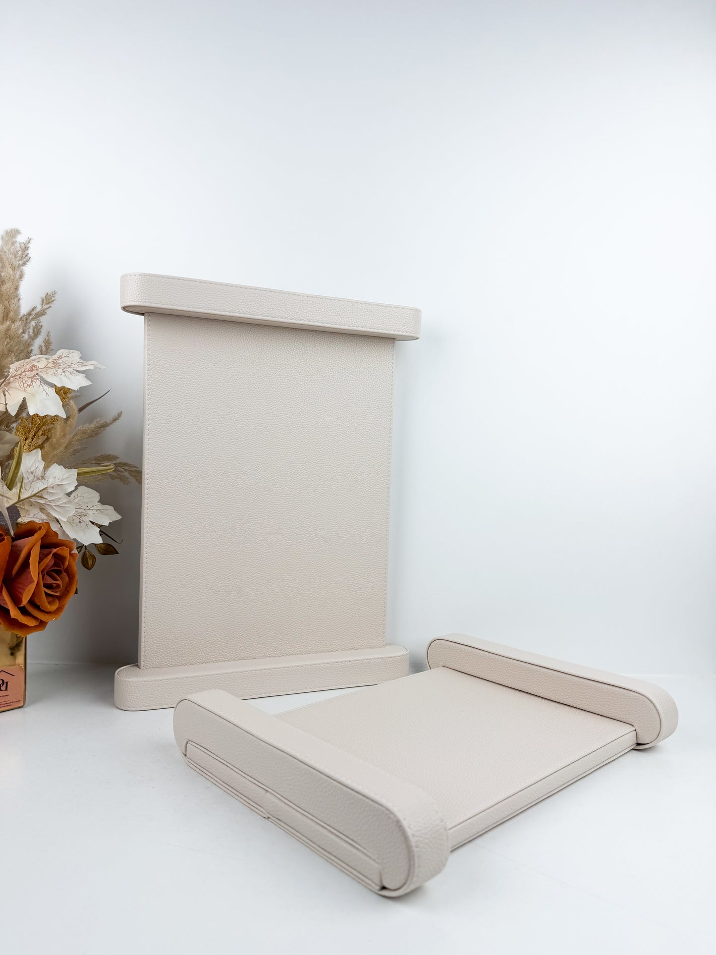 Deux plateaux de décoration intérieure en cuir beige moderne