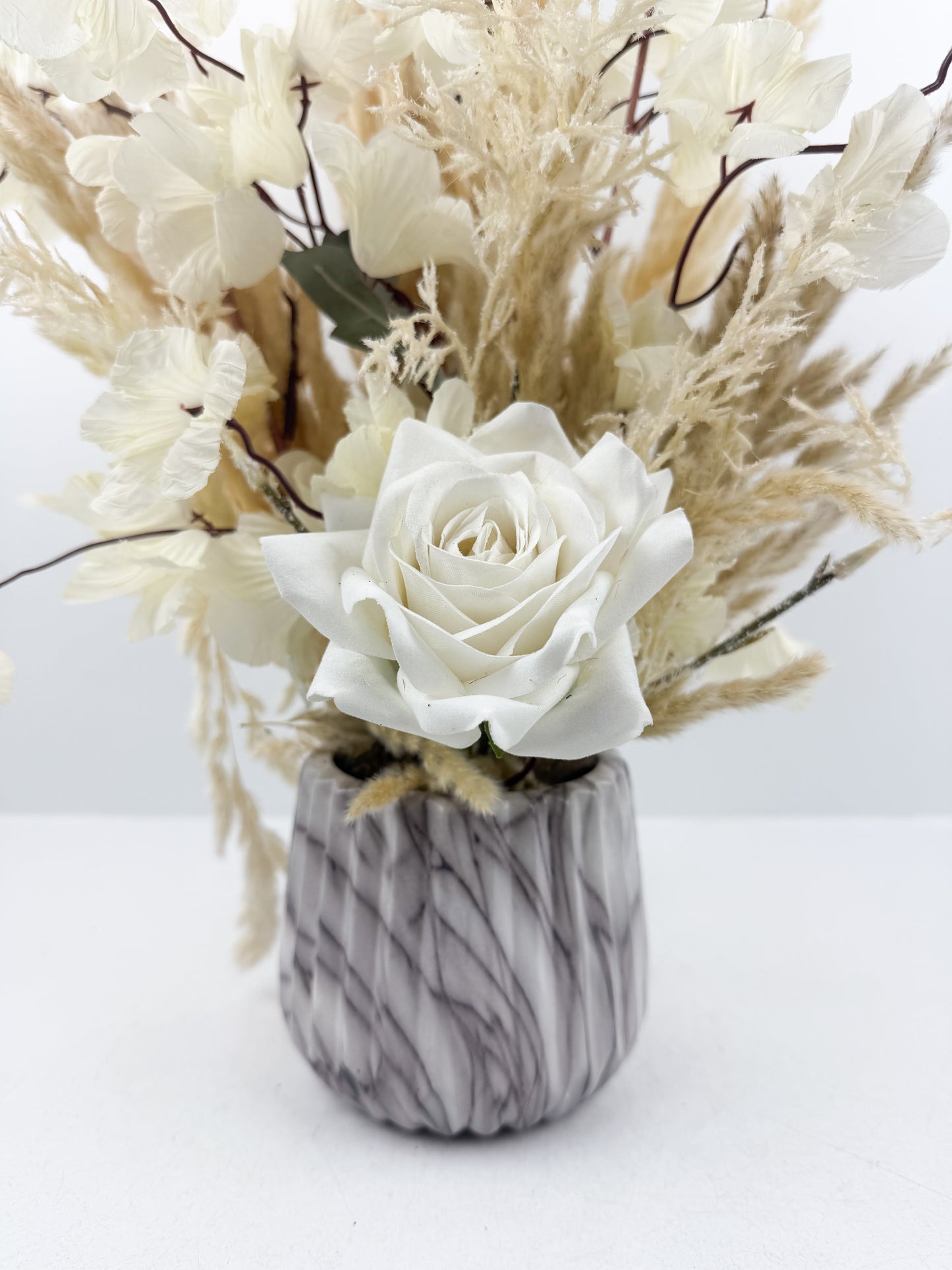 Fleurs séchées beige et blanc, arrangement luxe composé de fleurs naturelles aux teintes douces