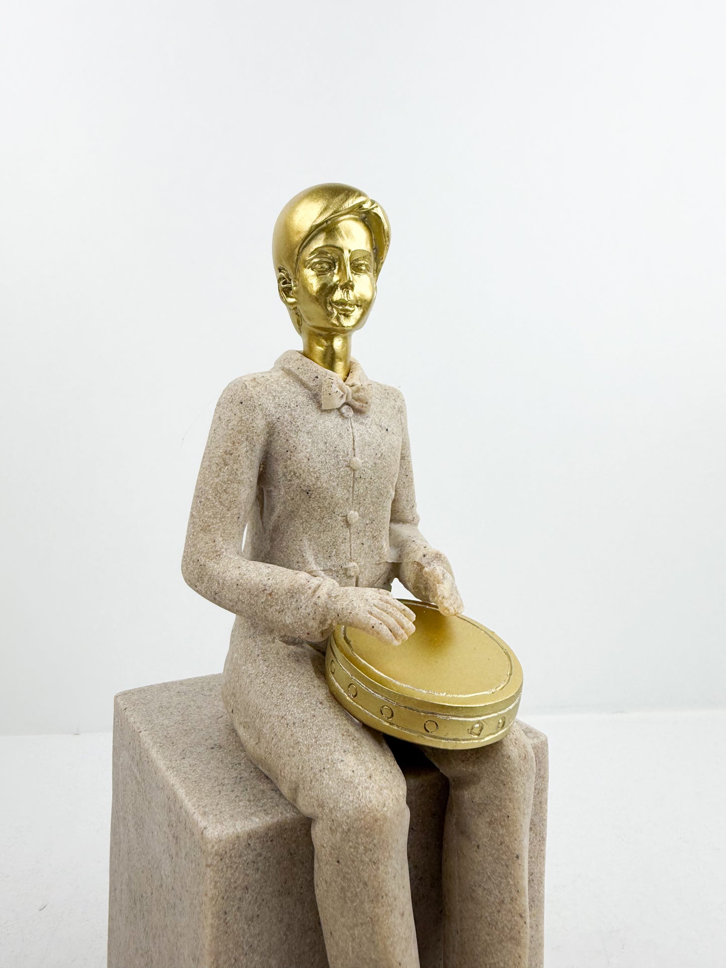 Figurine décorative représentant un musicien assis jouant du tambour