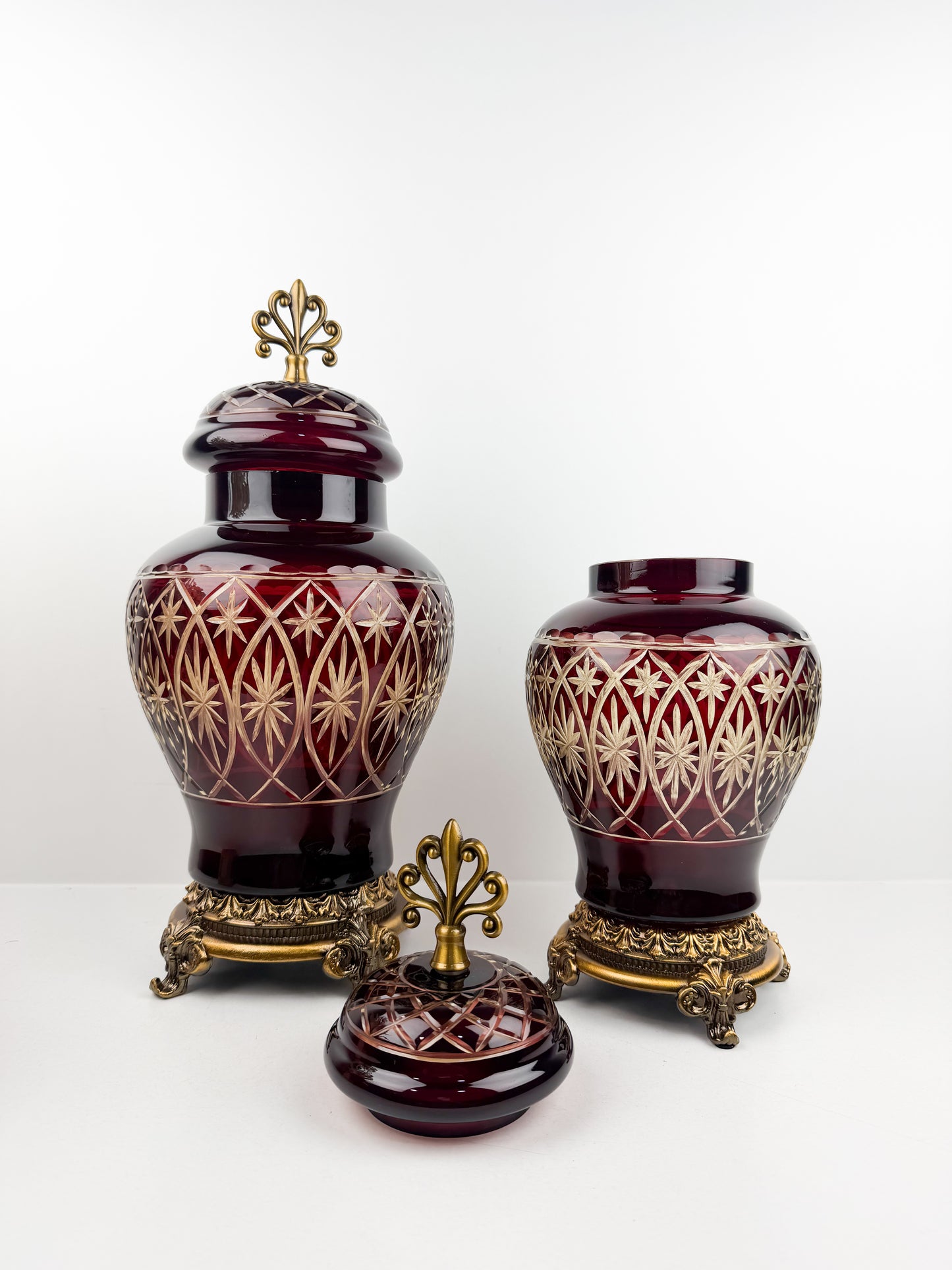 Vase couvert royal élégant en cristal rouge avec pied en métal