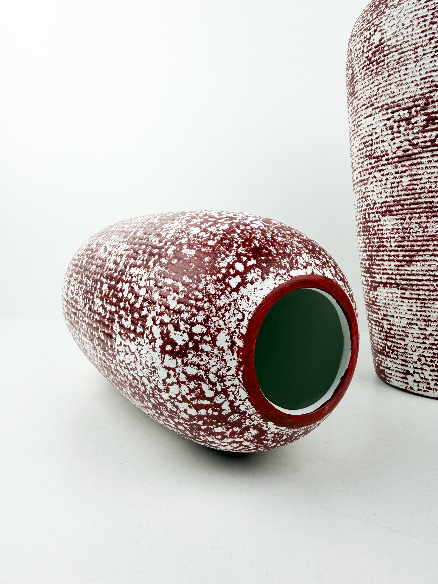 Duo de vases aux teintes rouge et blanc