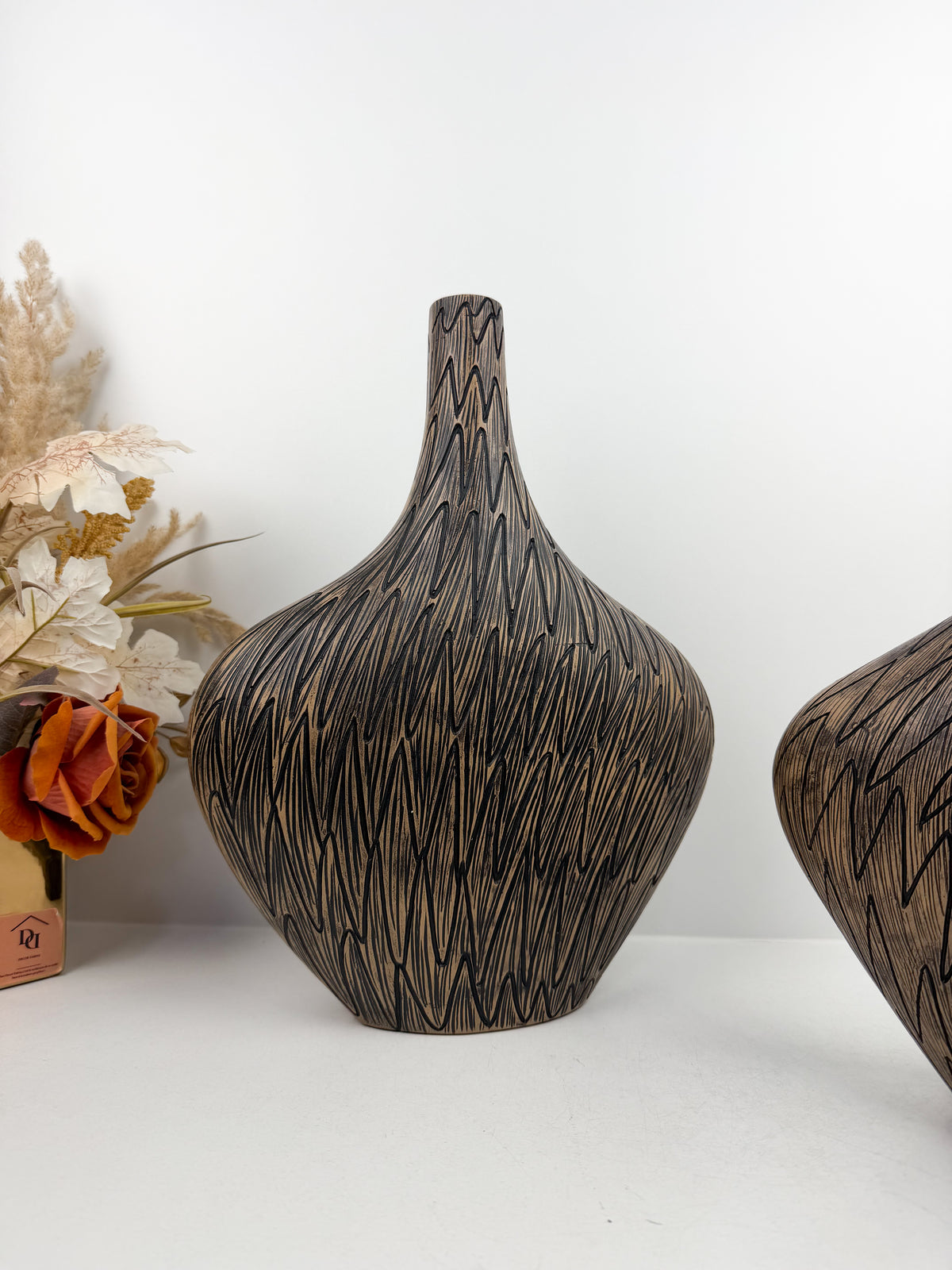 Duo de vases décoratifs en résine Sculptée.