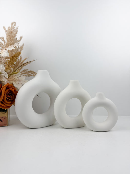 Ensemble de trois vases blancs en céramique élégants, parfaits pour sublimer vos fleurs séchées