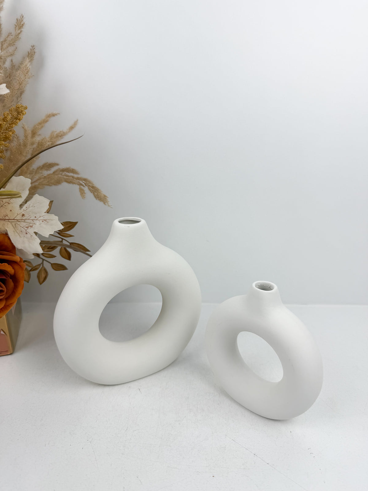 Duo de vases blancs en céramique élégants.