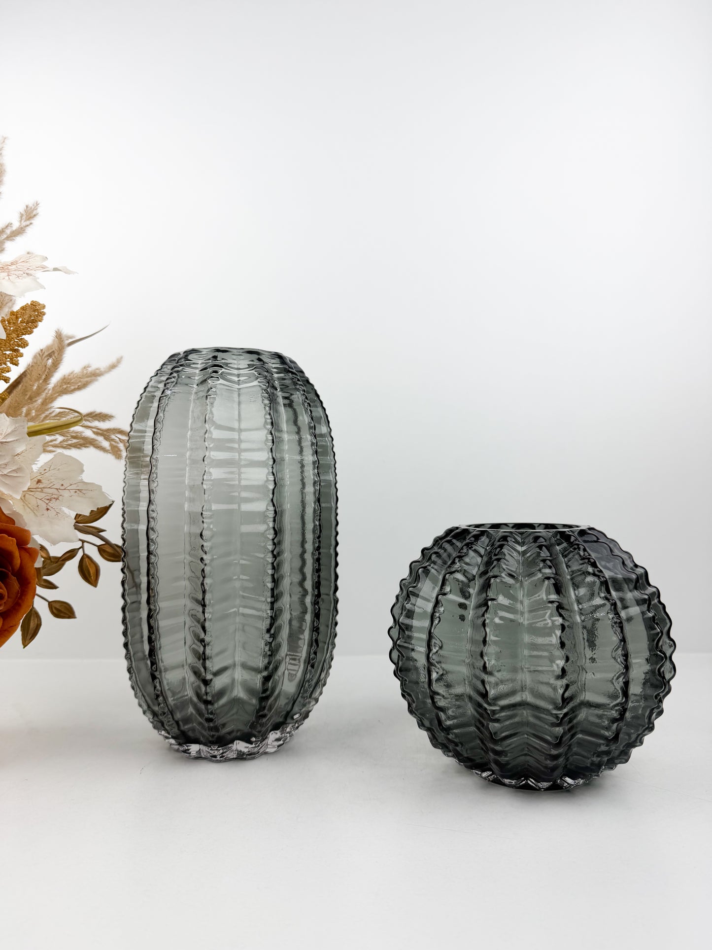 Duo de vases chic en gris foncé aux formes épurées inspirées du cactus