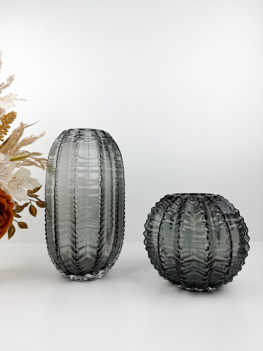 Duo de vases chic en verre gris foncé aux formes épurées inspirées du cactus