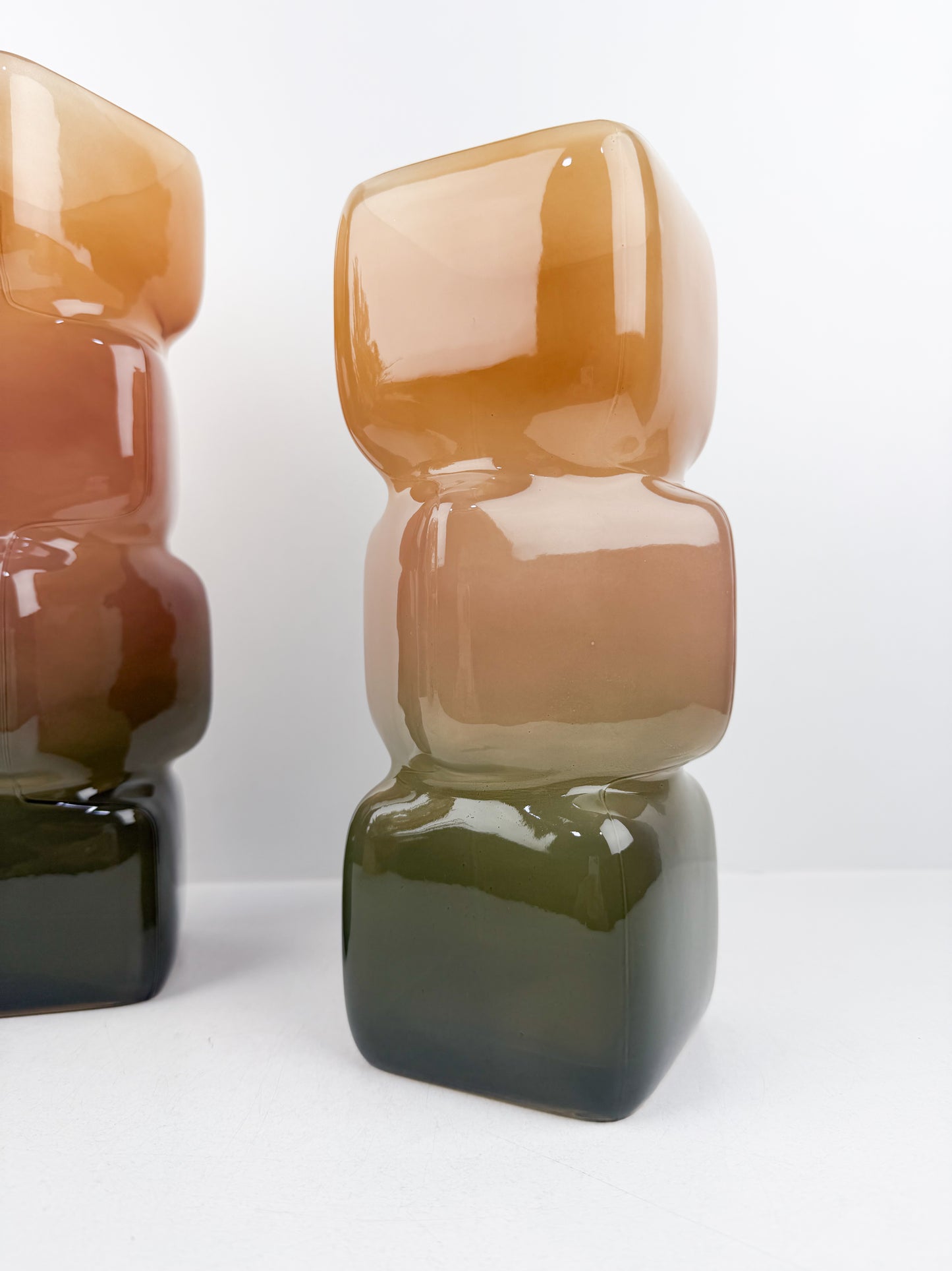 Duo de vases aux formes géométriques épurées