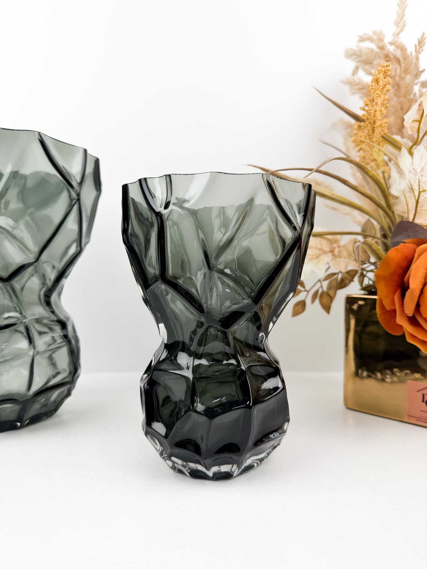 Duo de grands vases décoratifs noir élégants et intemporels.