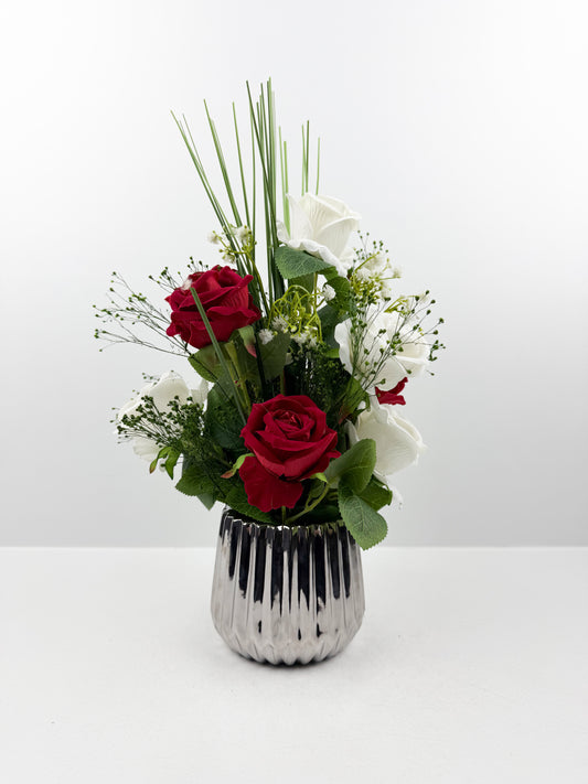 Fleurs artificielles blanches et rouges d'une élégance intemporelle dans un vase argenté brillant