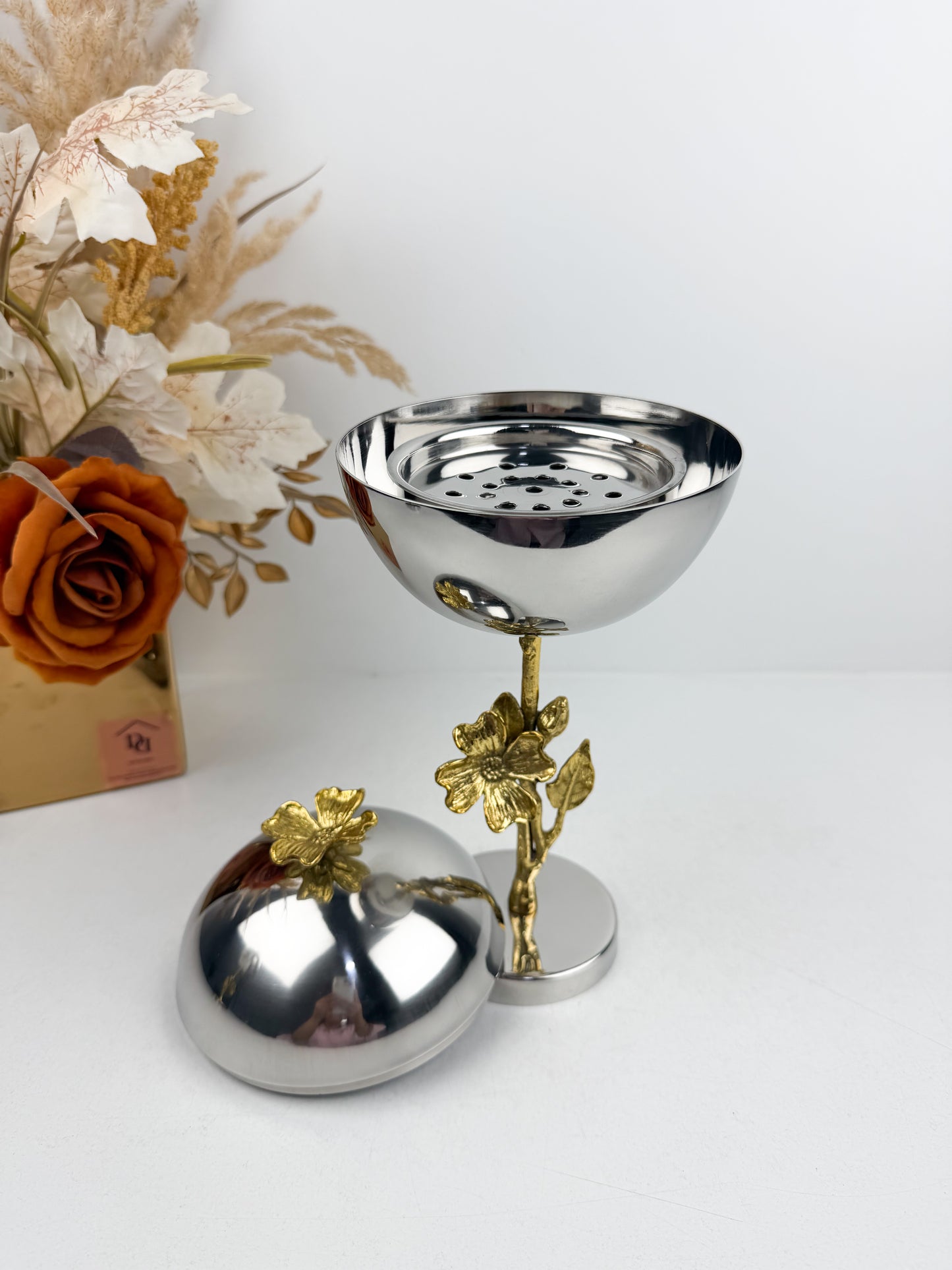 Duo d'encensoirs en métal argenté aux finitions florales