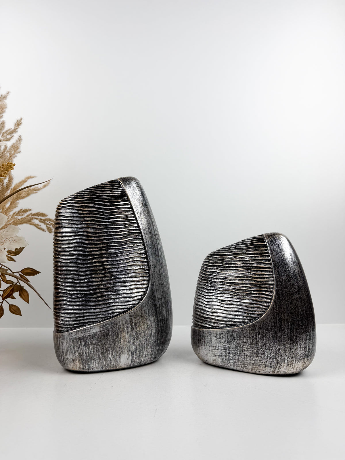Vases décoratifs en résine aux finition texturée.