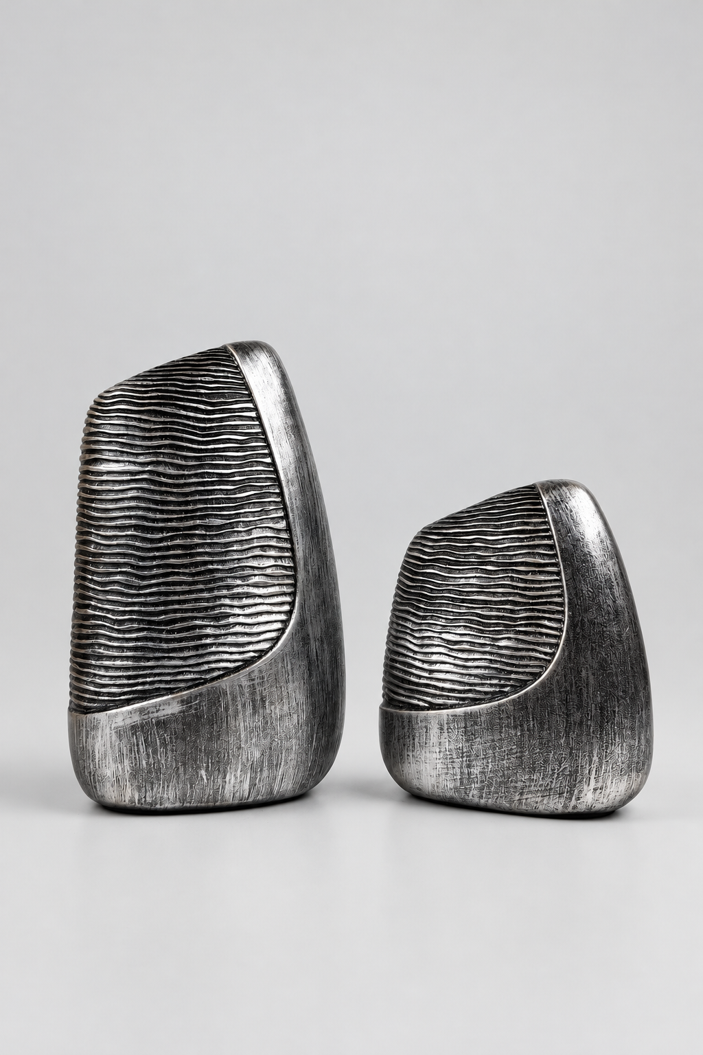 Vases décoratifs en résine aux finition texturée.
