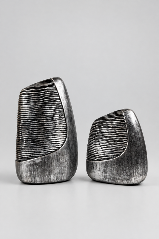 Vases décoratifs en résine aux finition texturée.