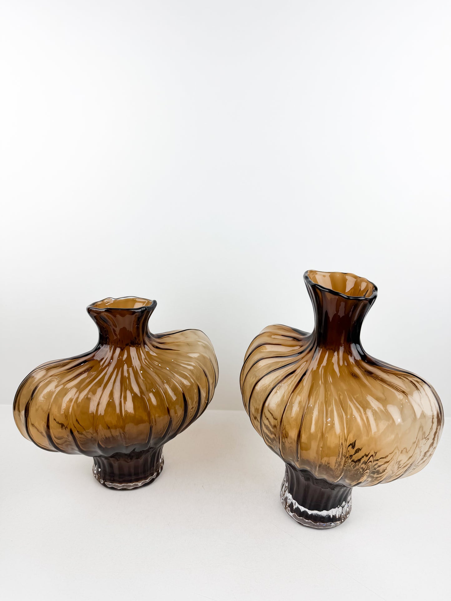 Duo de vases sculpturales en marron avec transparences élégantes