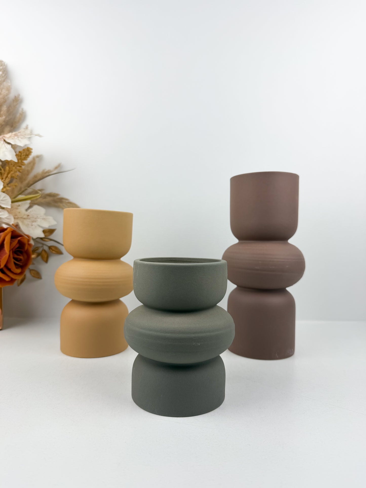 Trio de vases aux formes épurées et aux teintes contrastées