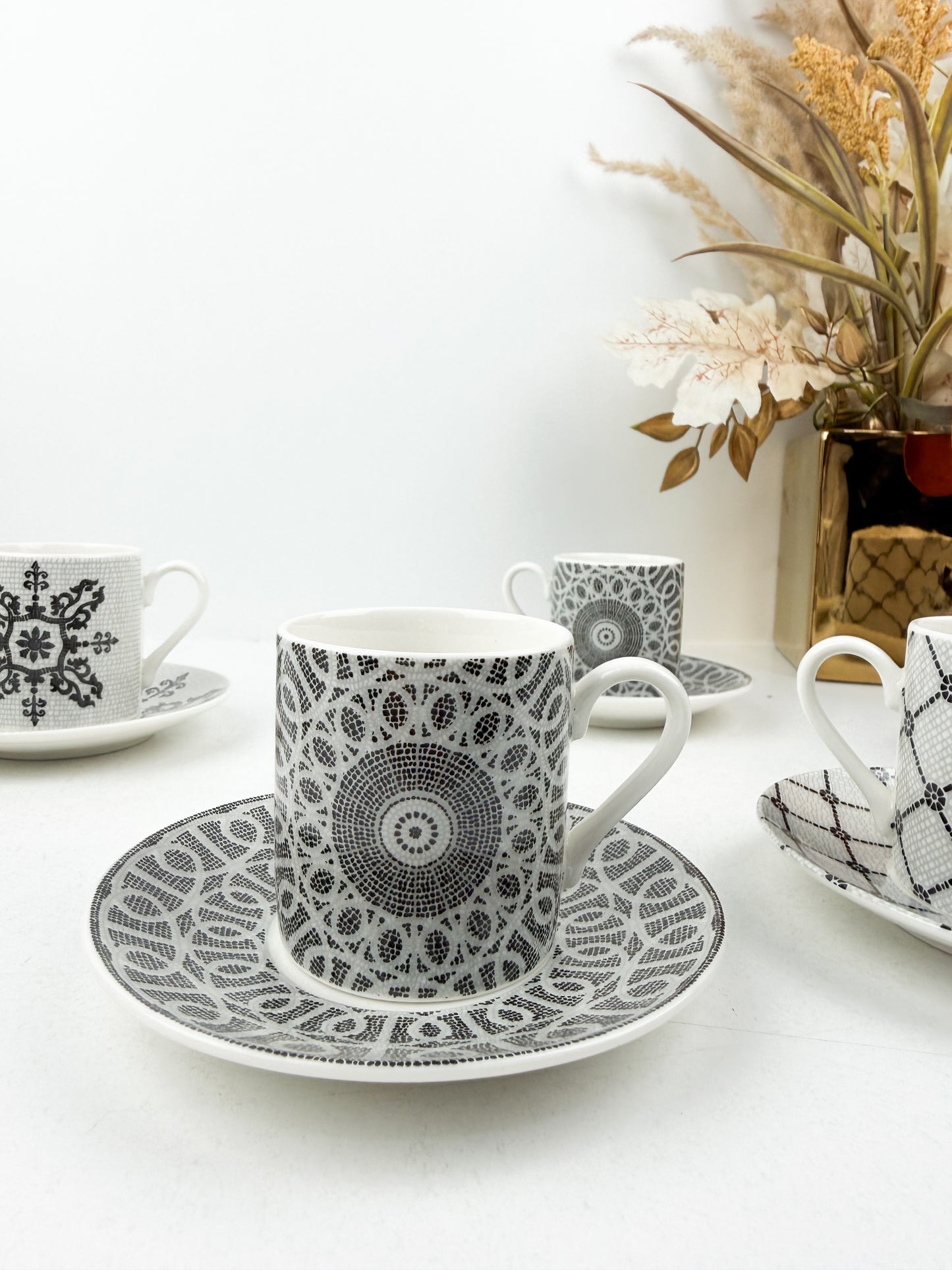 Ensemble de six tasses à expresso avec sous-tasses en céramique blanc et noir