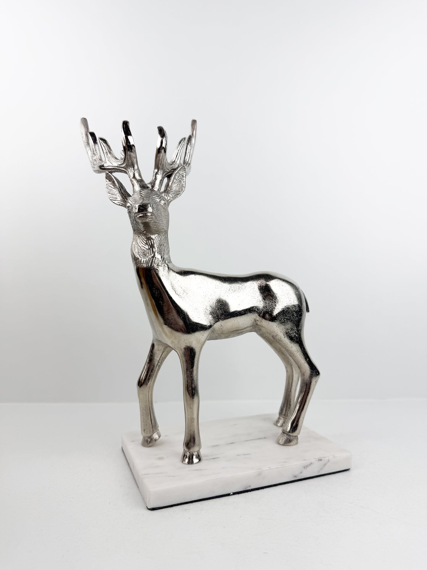 Sculpture de cerf argenté en métal élégant