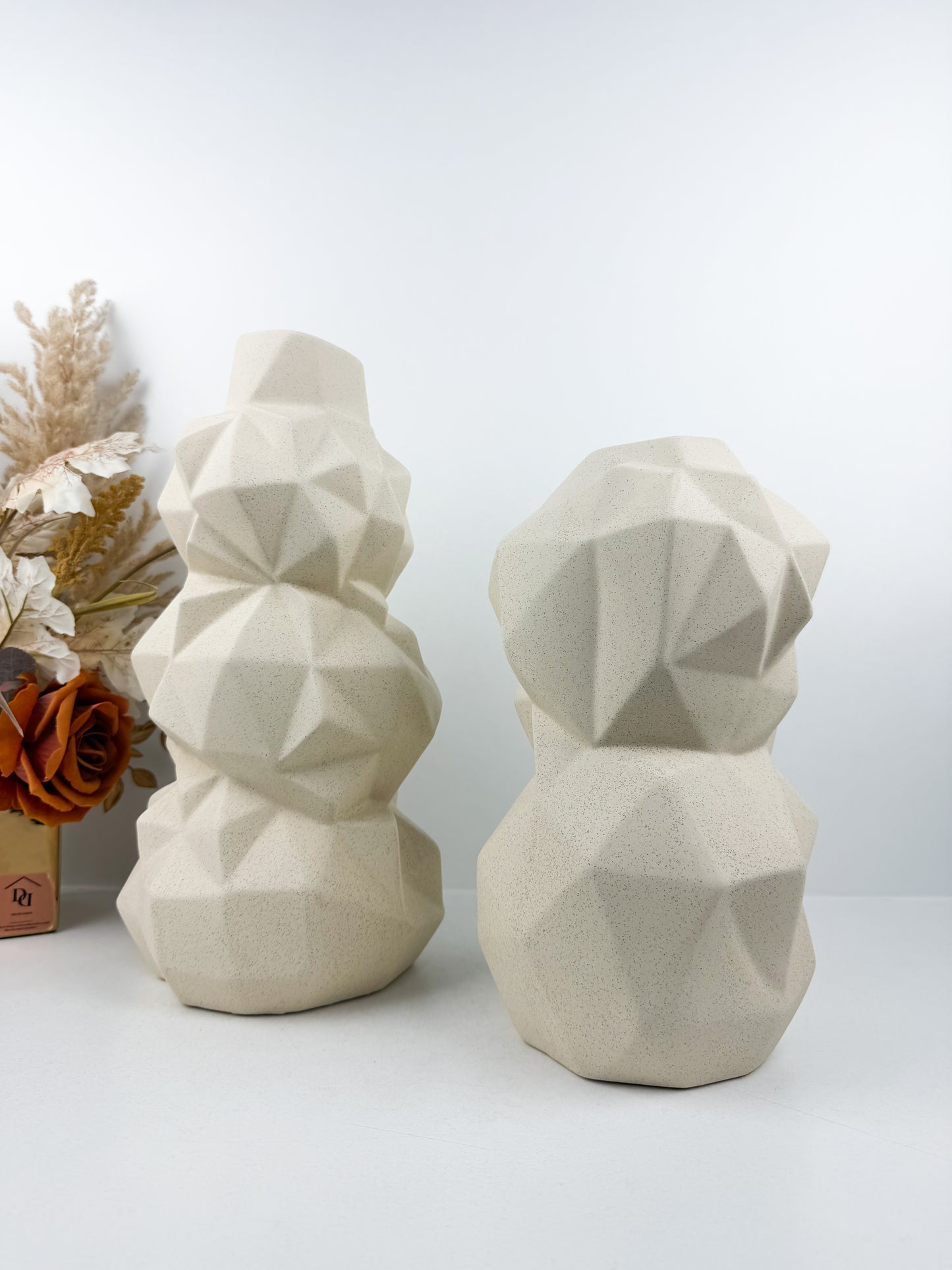 Duo de vases géométriques en céramique blanche
