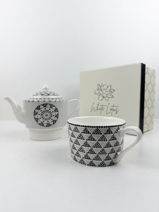 Théière élégante accompagnée d'une tasse à café au lait aux motifs treillis noir et blanc