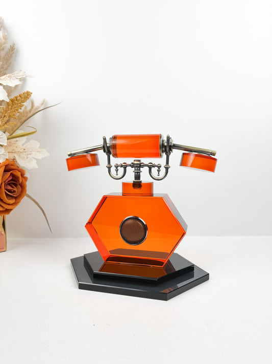 Téléphone vintage décoratif sculptural en cristal ambré.