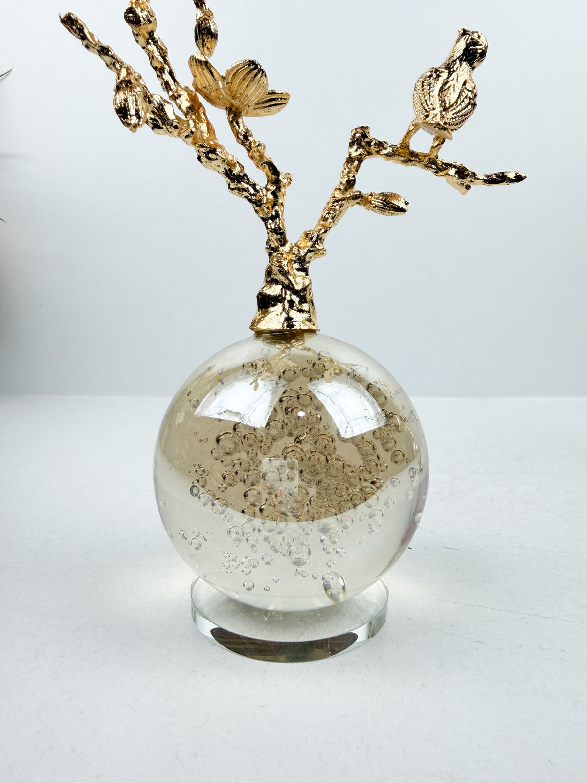 Sculpture décorative d'un arbre aux oiseaux en métal doré.