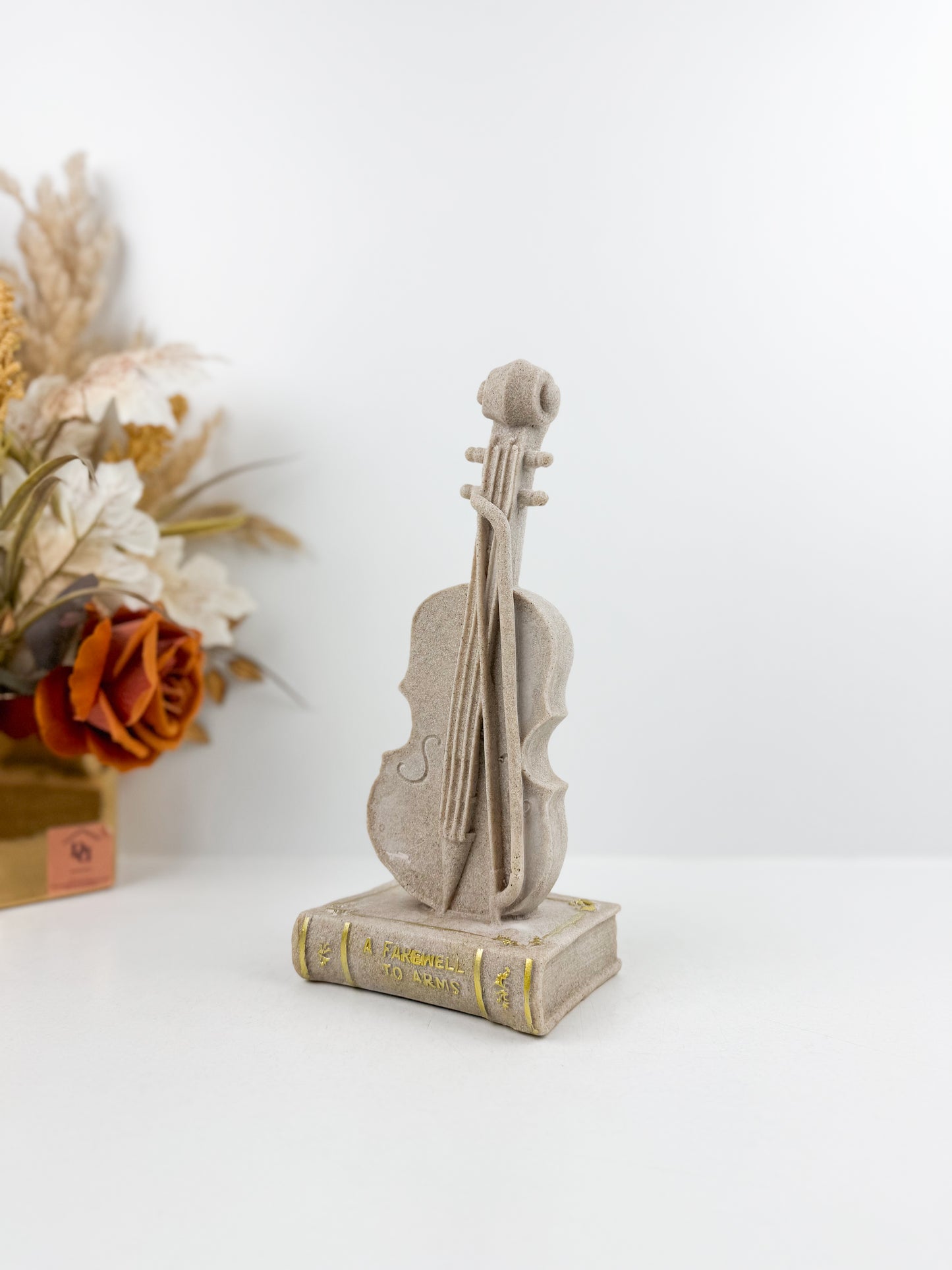Figurine décorative élégante représentant un guitare sur un socle raffiné