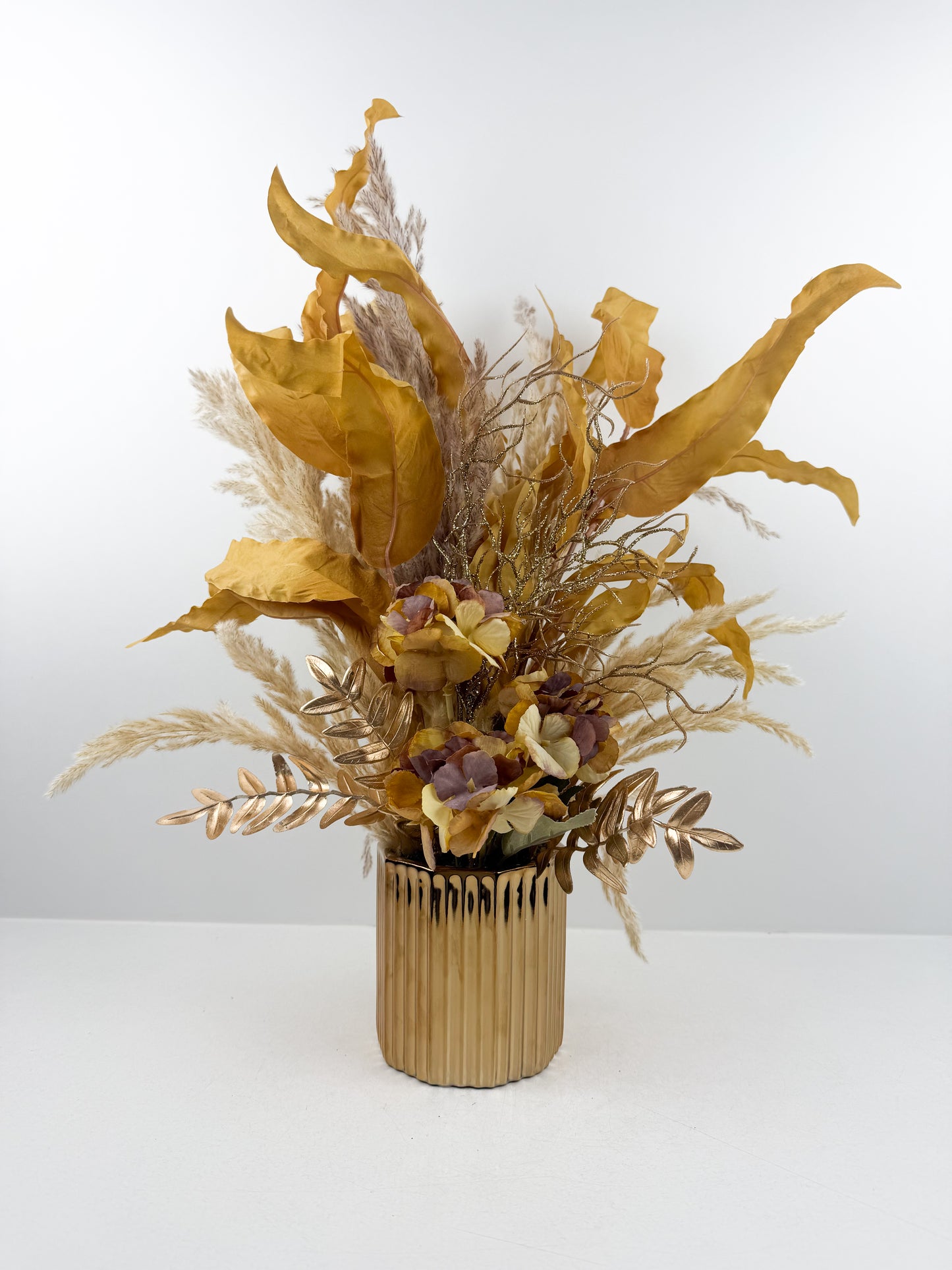 Fleurs séchées marron agrémenté de délicates petites fleurs violettes au design élégant et luxueux.