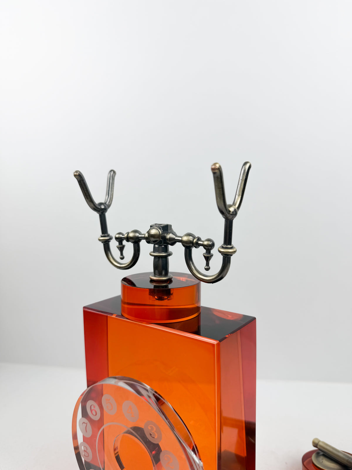 Téléphone vintage sculptural en cristal ambré.