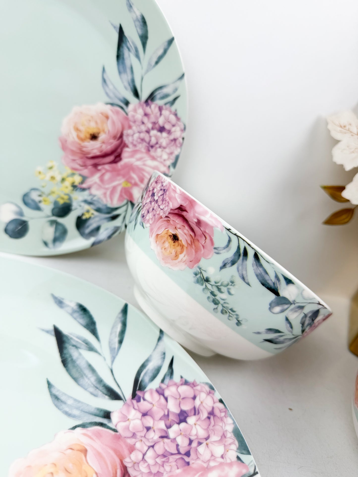 Service de table 24 pièces en porcelaine fine, alliant luxe et élégance pour vos moments privilégiés.