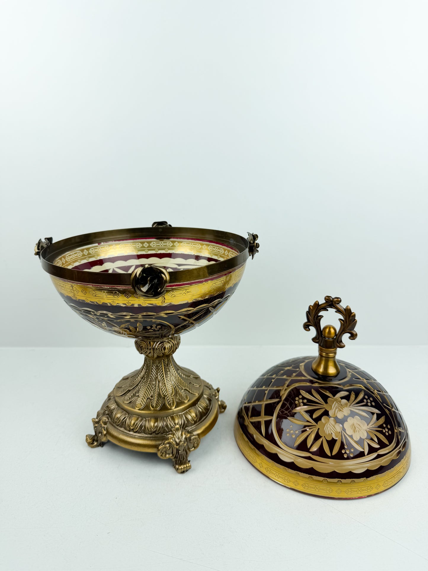 Bonbonnière décorative aux lignes élégantes, ornée d'un motif floral raffiné.