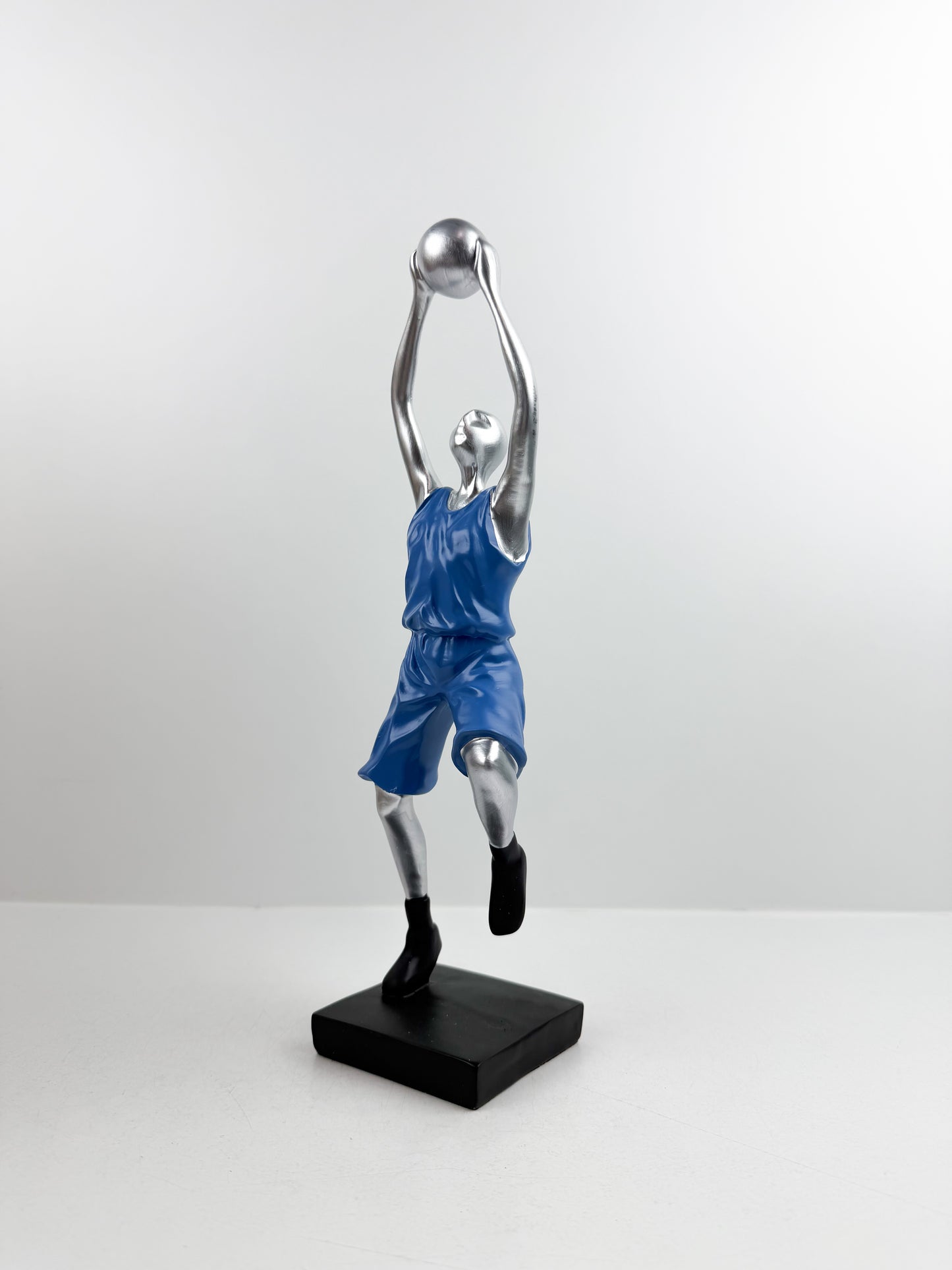 Figurine décorative d'un joueur de basketball élégant et moderne.