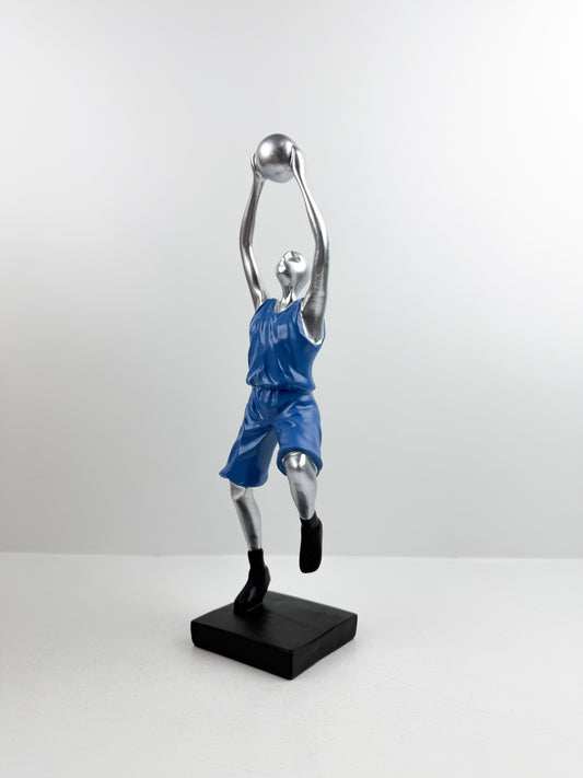 Figurine décorative d'un joueur de basketball élégant et moderne.