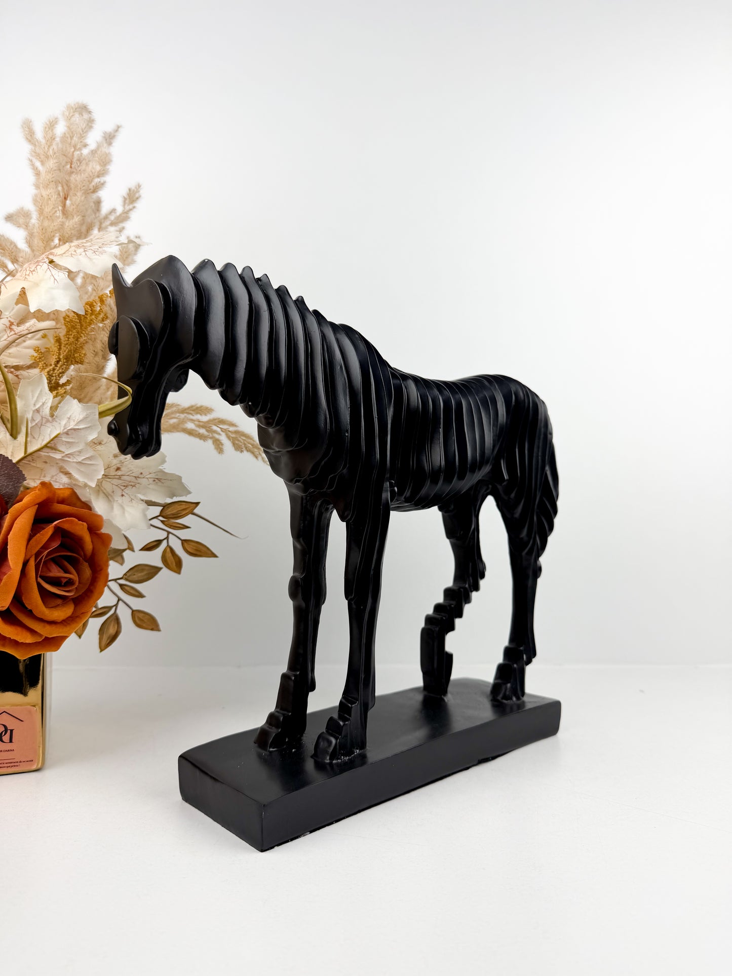Sculpture élégante d'un cheval noir en mouvement