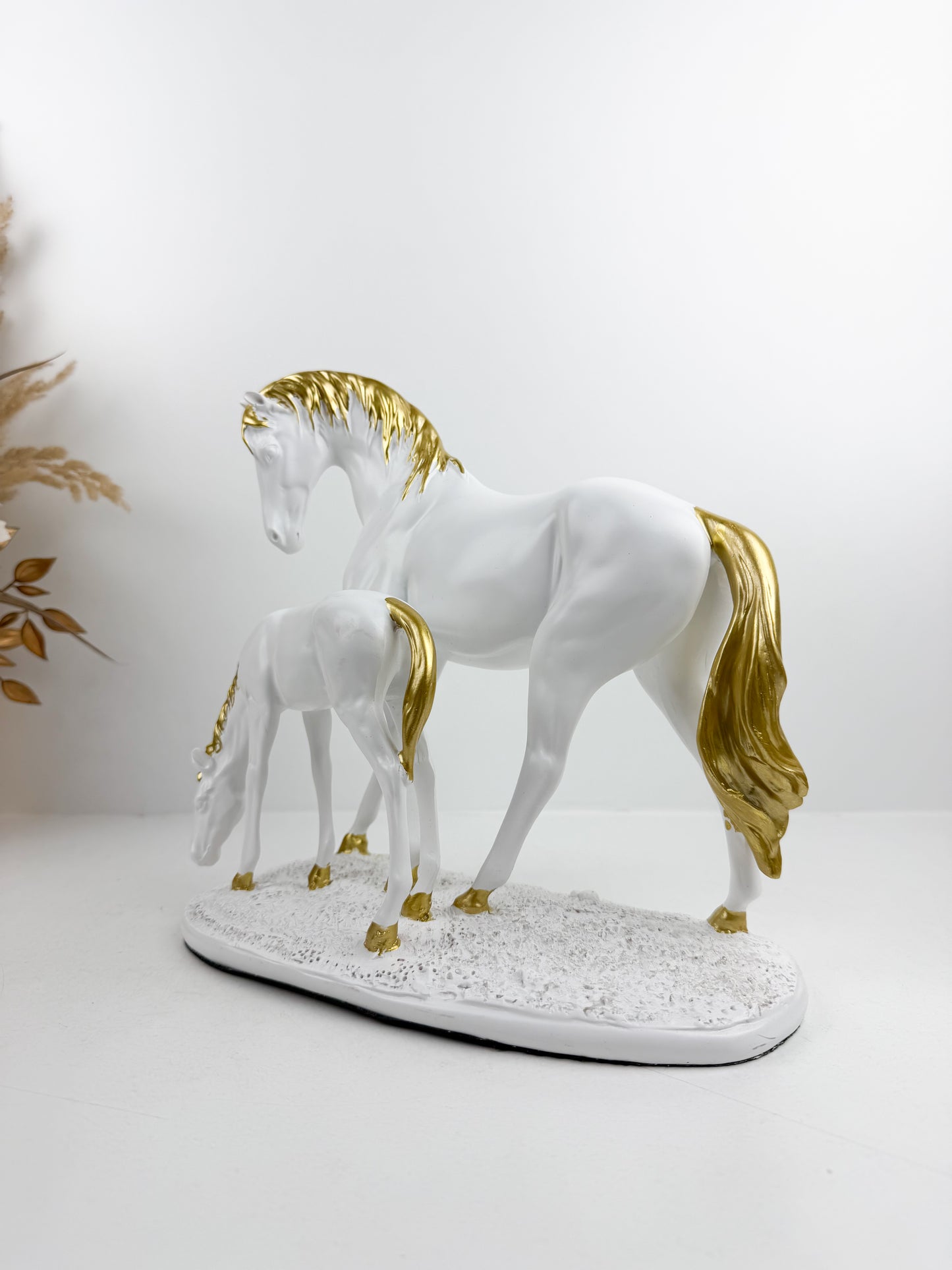 Statuette de décoration représentant une jument et son poulain blanche