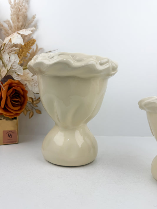 Ensemble de deux vases modernes au design épuré en beige