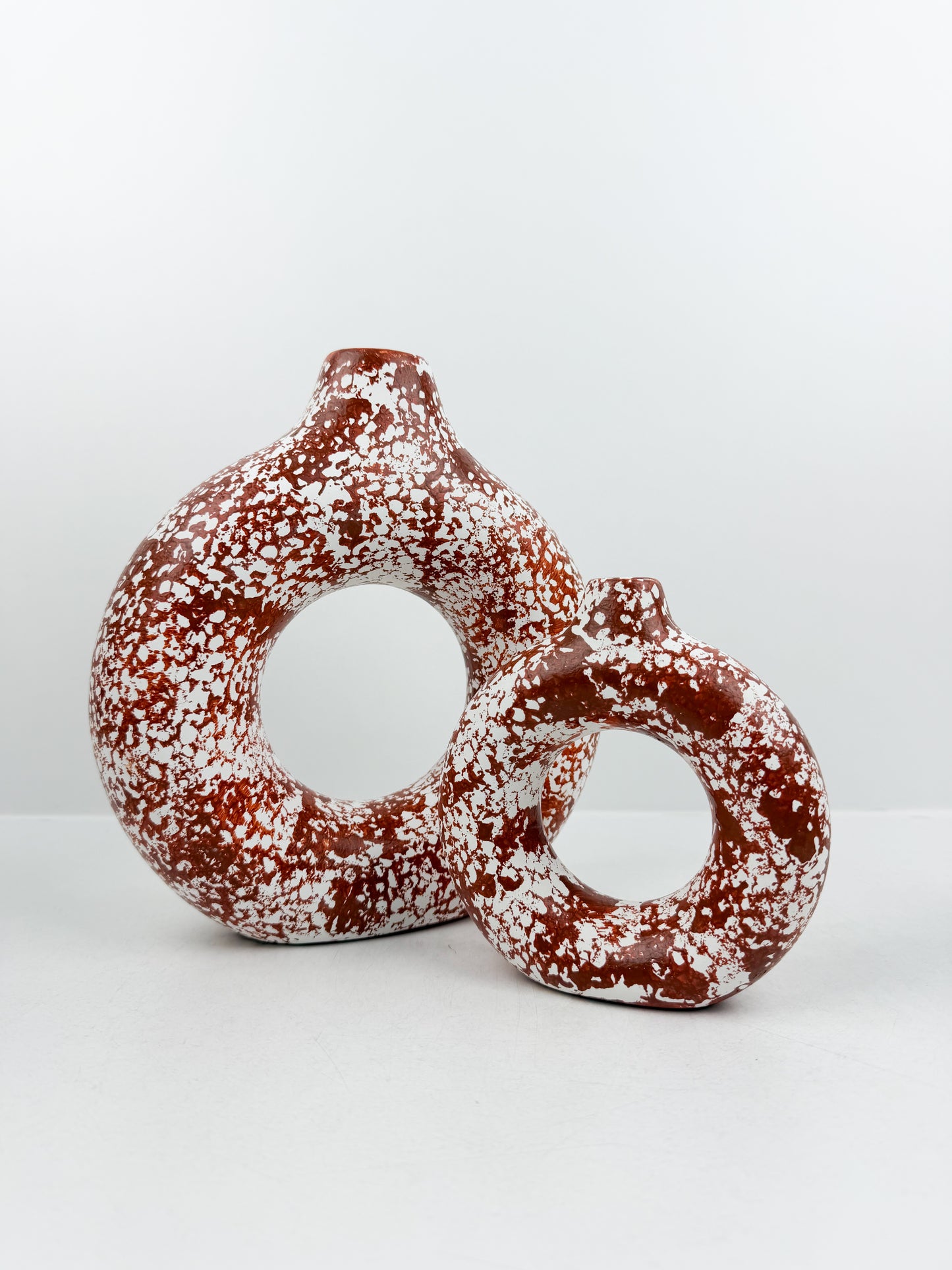Ensemble de trois vases en céramique élégants rouges