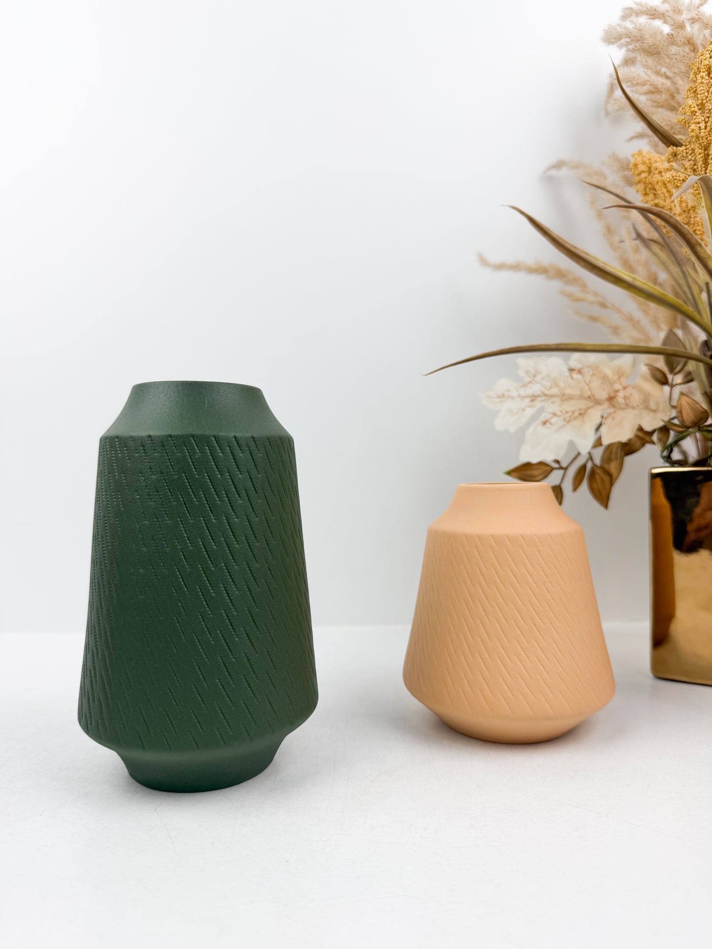 Ensemble de trois vases élégants en céramiques aux finitions mates très chic.